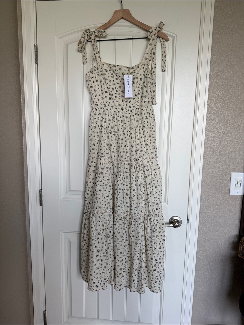 Neuflora NWT Henrietta Tie-Shoulder Floral Maxi Dress in Cream and blue Medium